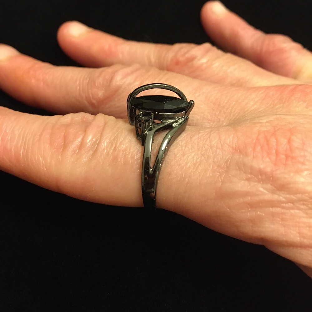 Gunmetal Silver and Black Faux Gemstone Ring - Picture 3 of 9
